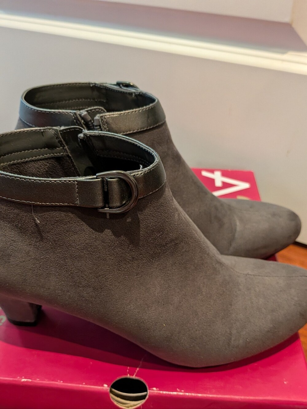 Women’s Aerosoles Suede Ankle Boots with Side Zip - New In Box Size 8